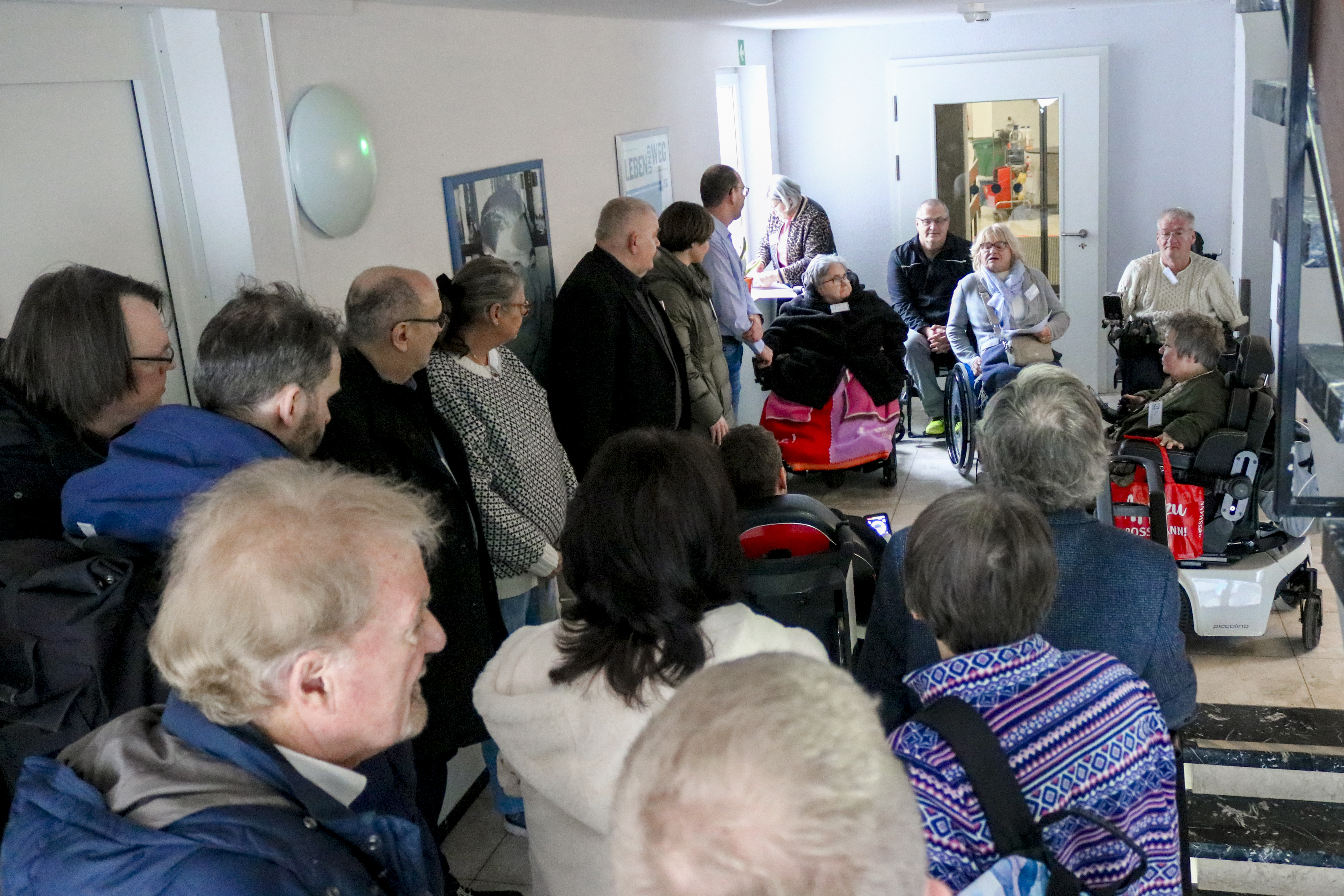 Interessierte im Gästehaus