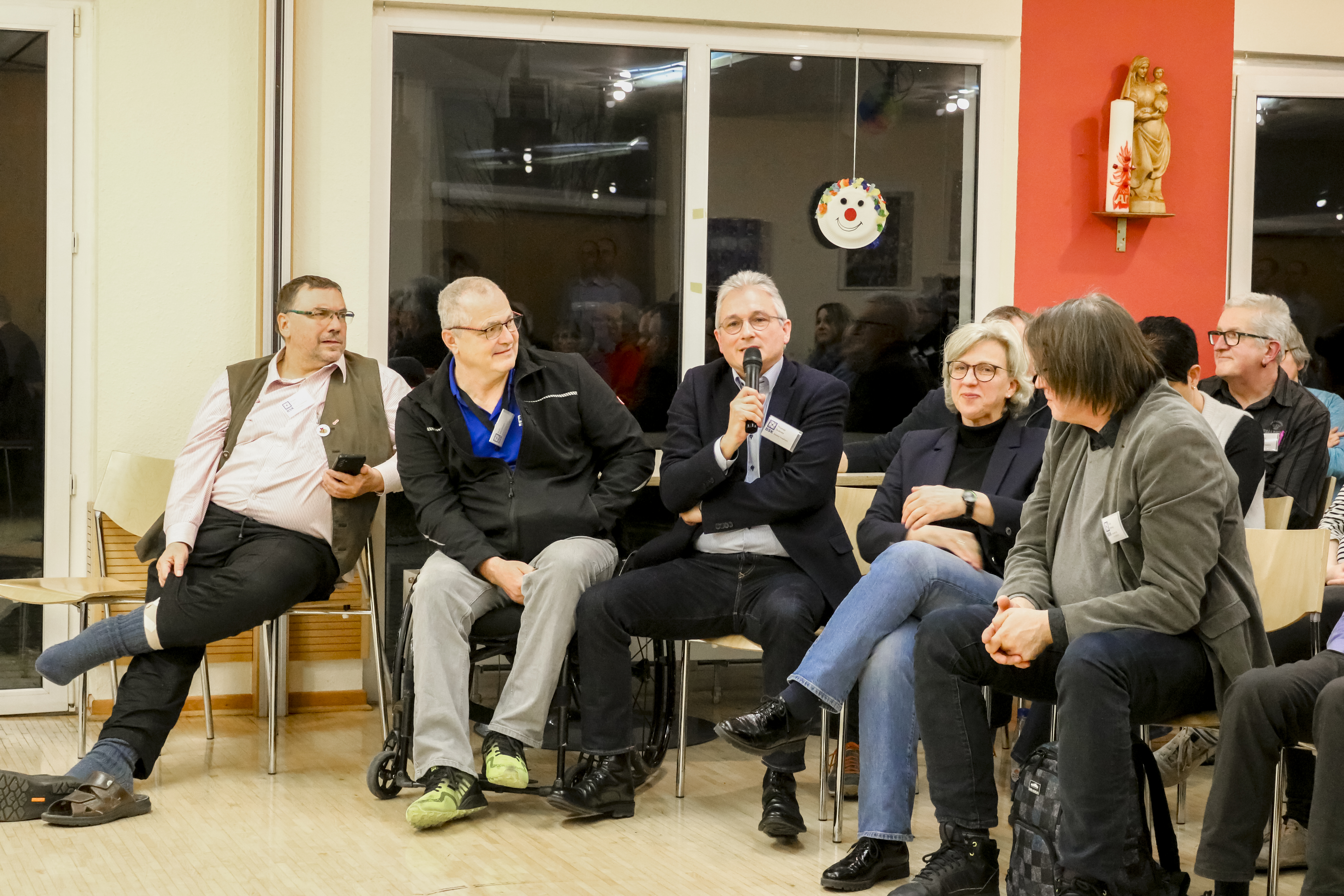 Frage aus dem Publikum, 6 Personen im Bild + Fragender