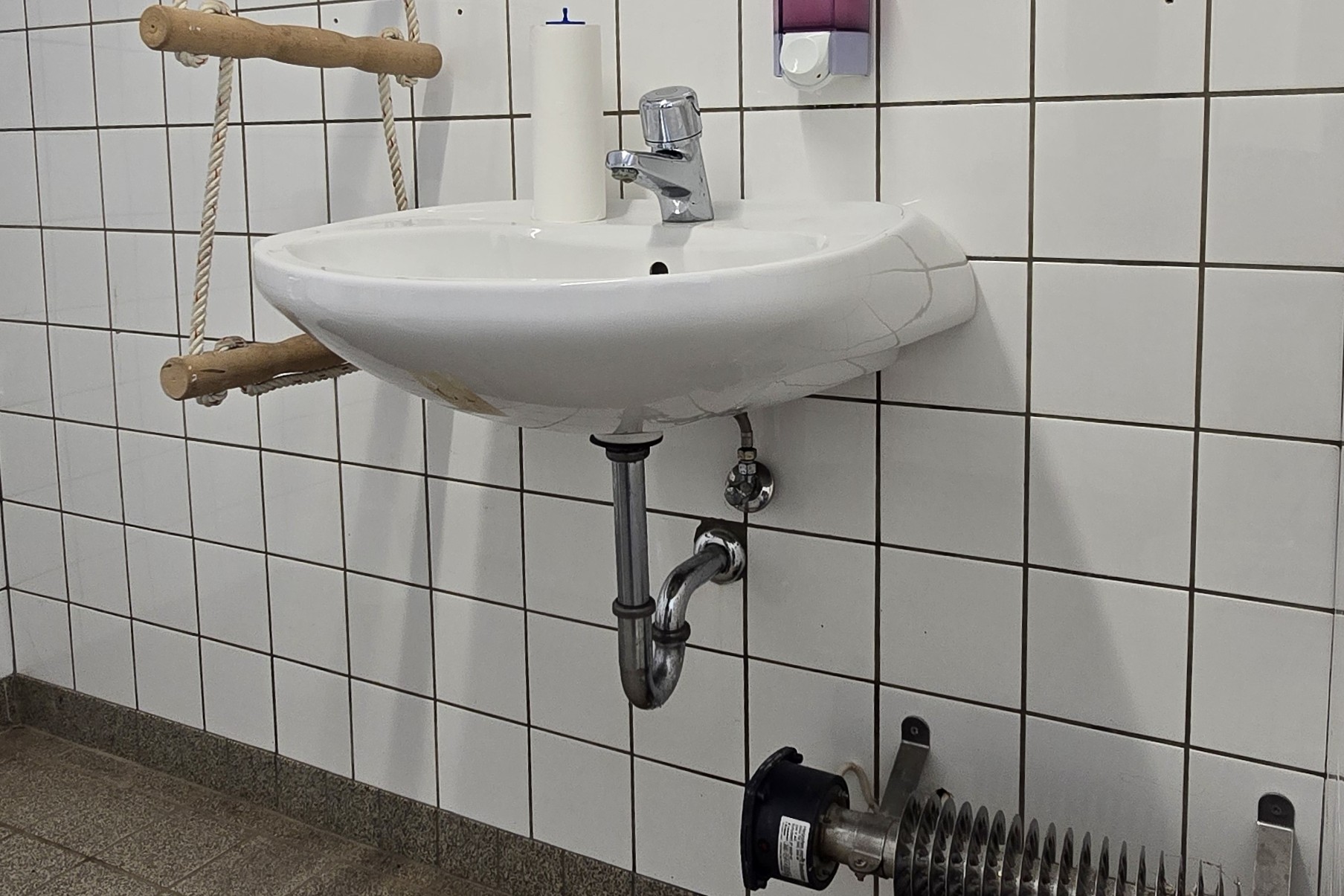Waschbecken, unterfahrbar
