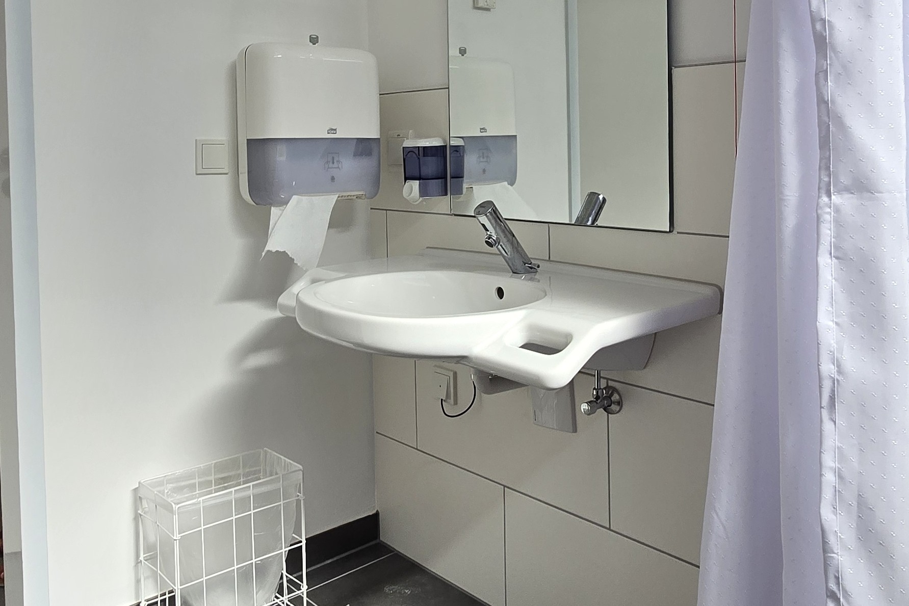 Waschbecken mit offenem Papierkorb