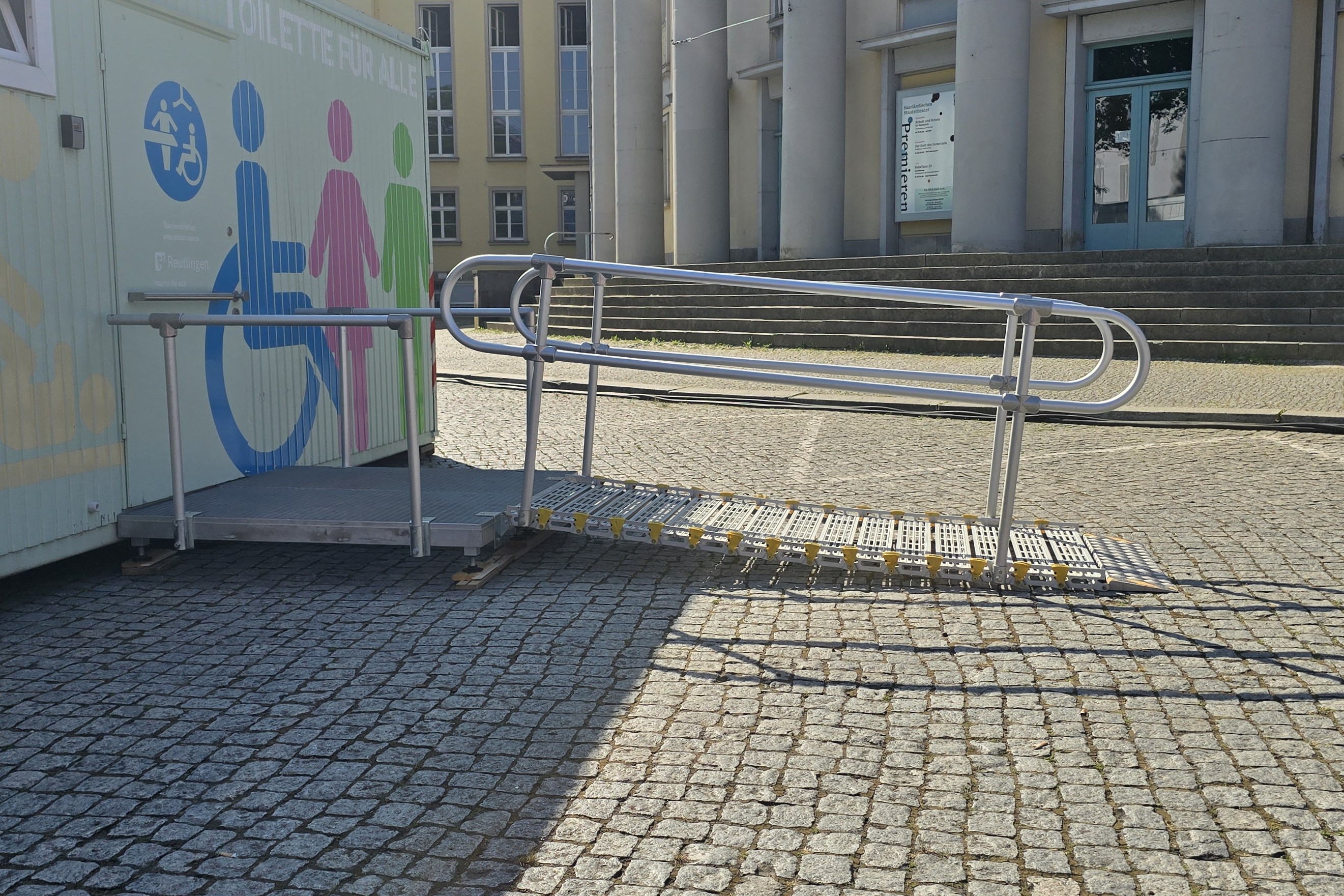 Toilette für alle von außen mit Rampe
