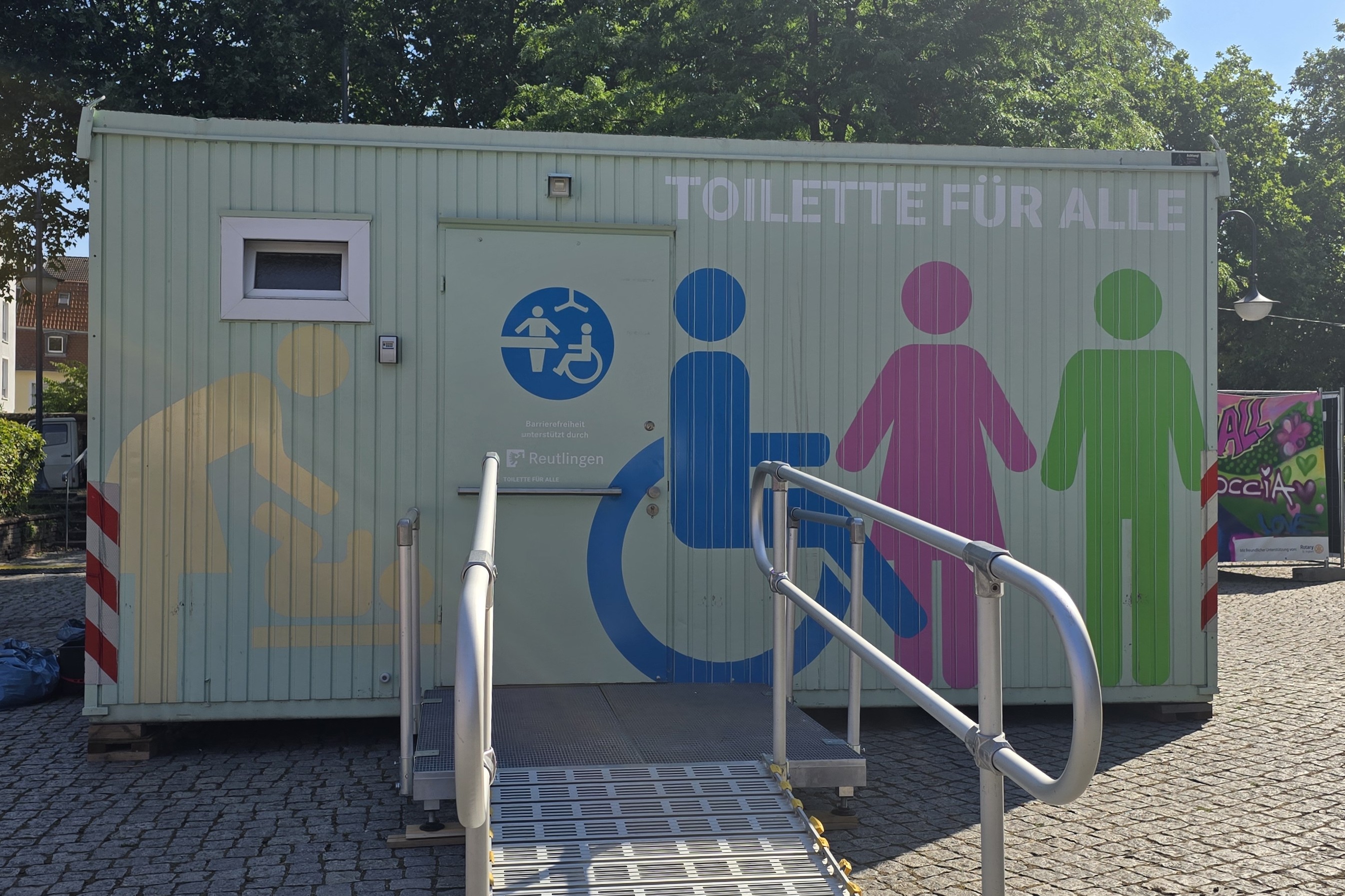 Toilette für alle von außen mit Rampe