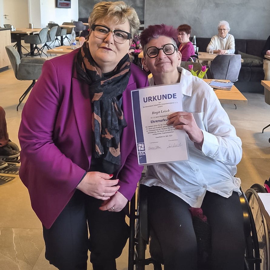 Birgit Leisch bekommt ihre Urkunde