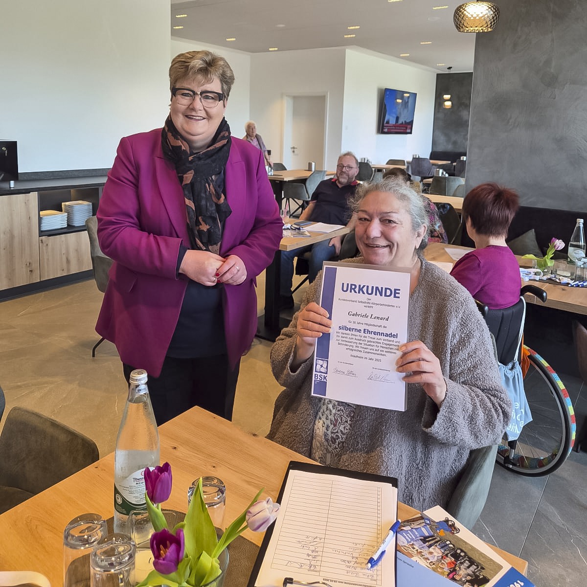 Gabriele Lenhard bekommt ihre Urkunde