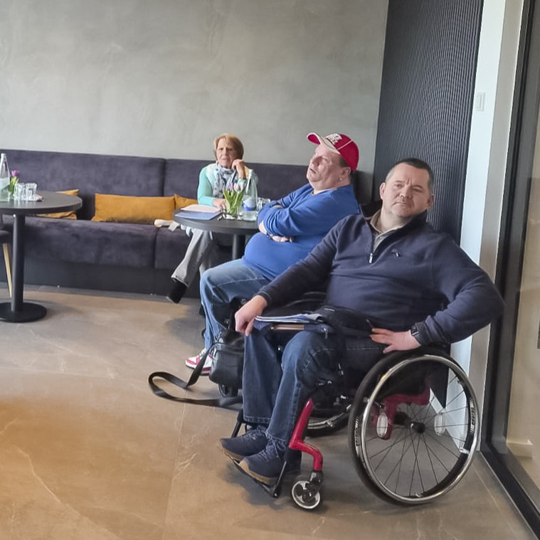 Weitere Rollstuhlfahrer in demselben Raum