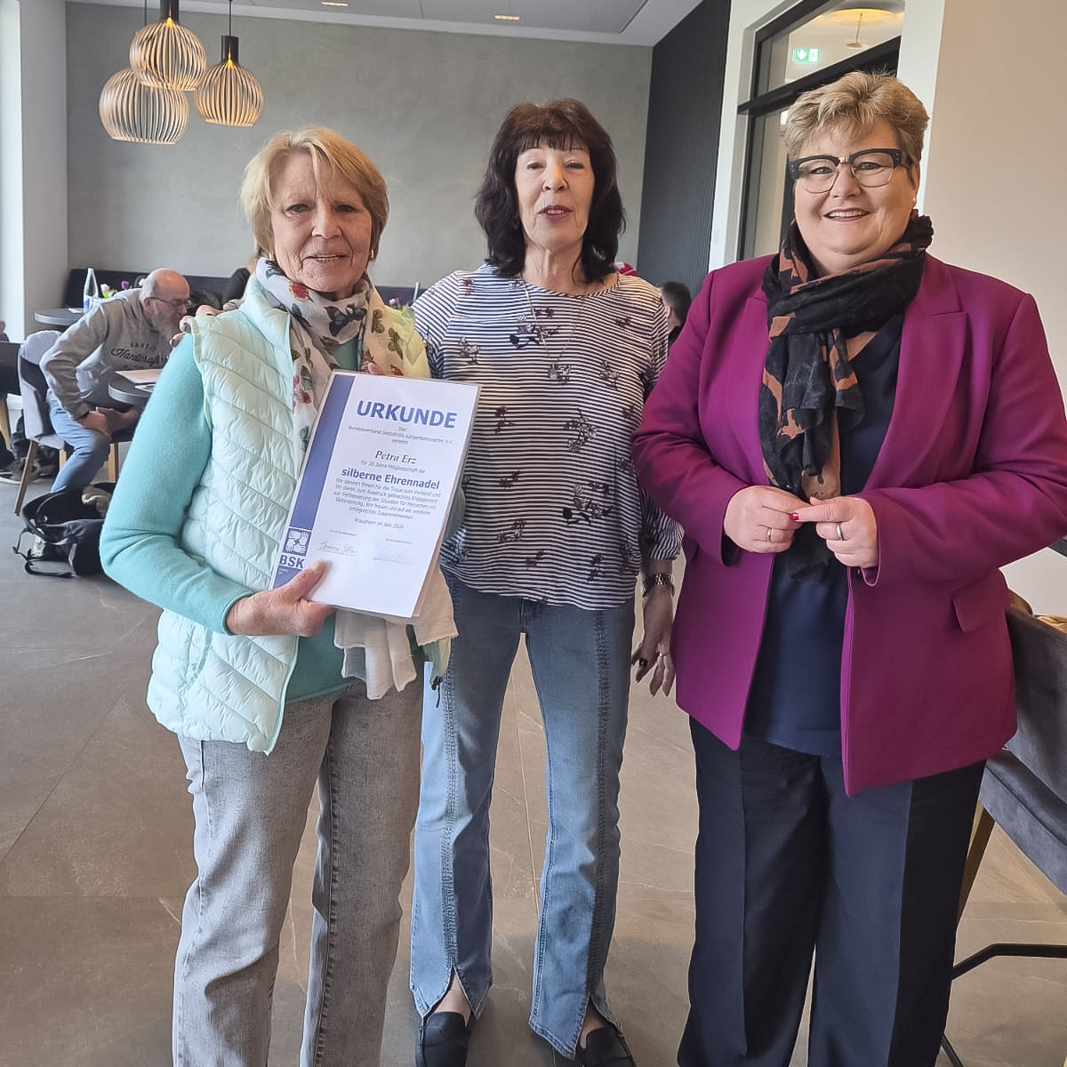 Petra Erz bekommt ihre Urkunde