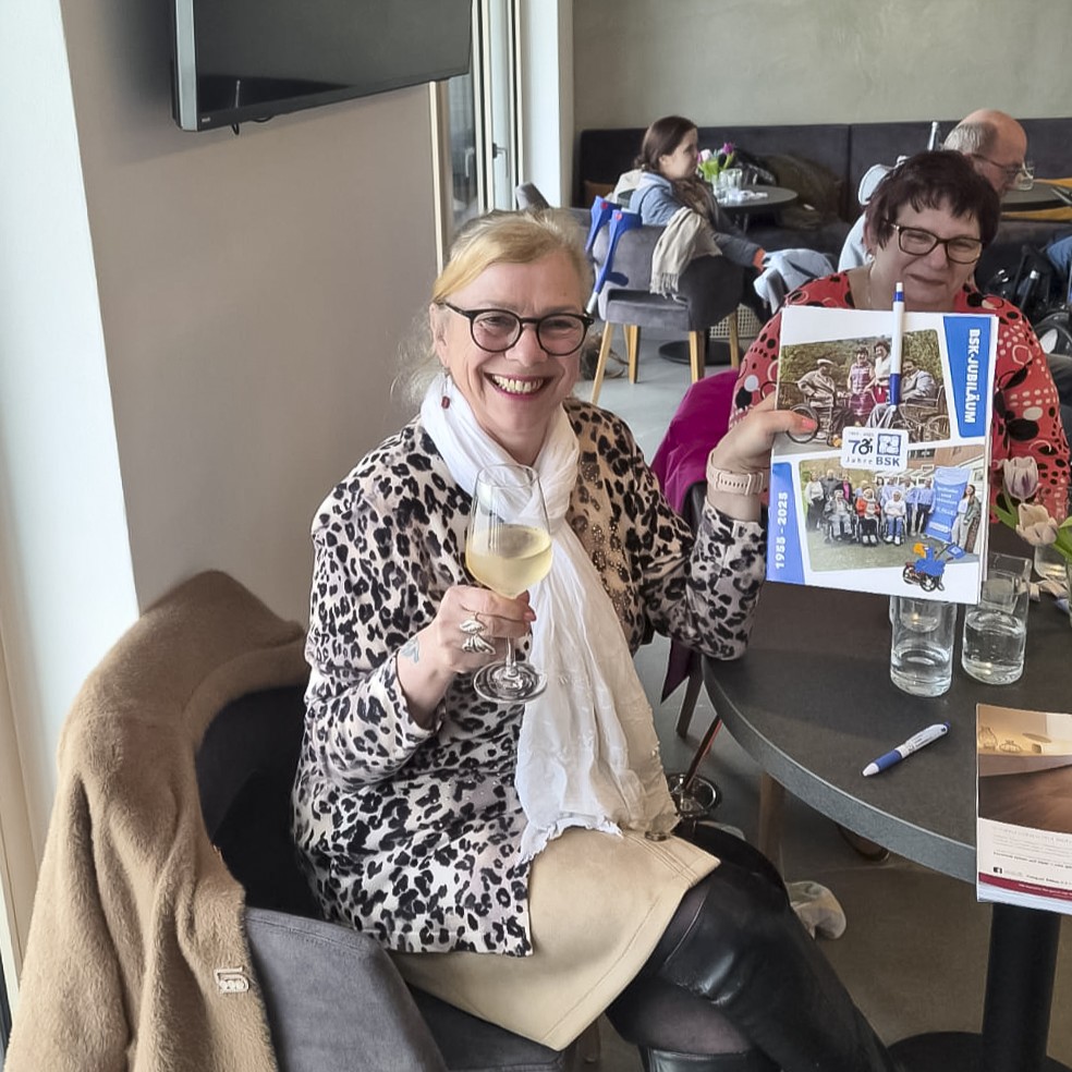 Zwei Frauen an einem Tisch