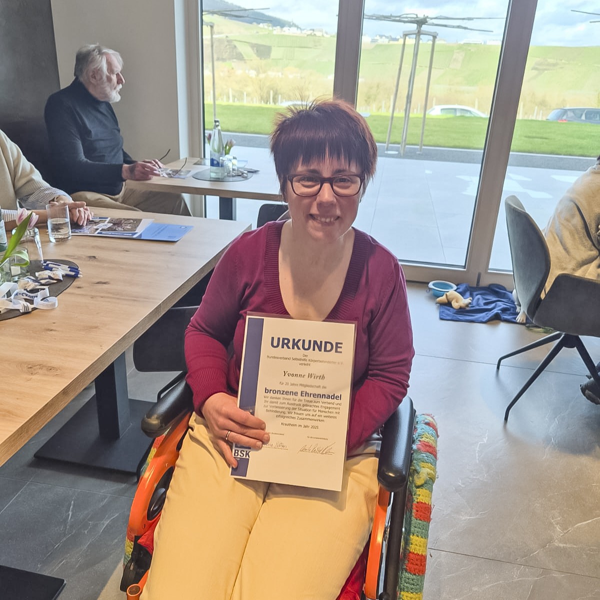 Yvonne Wirt mit Urkunde