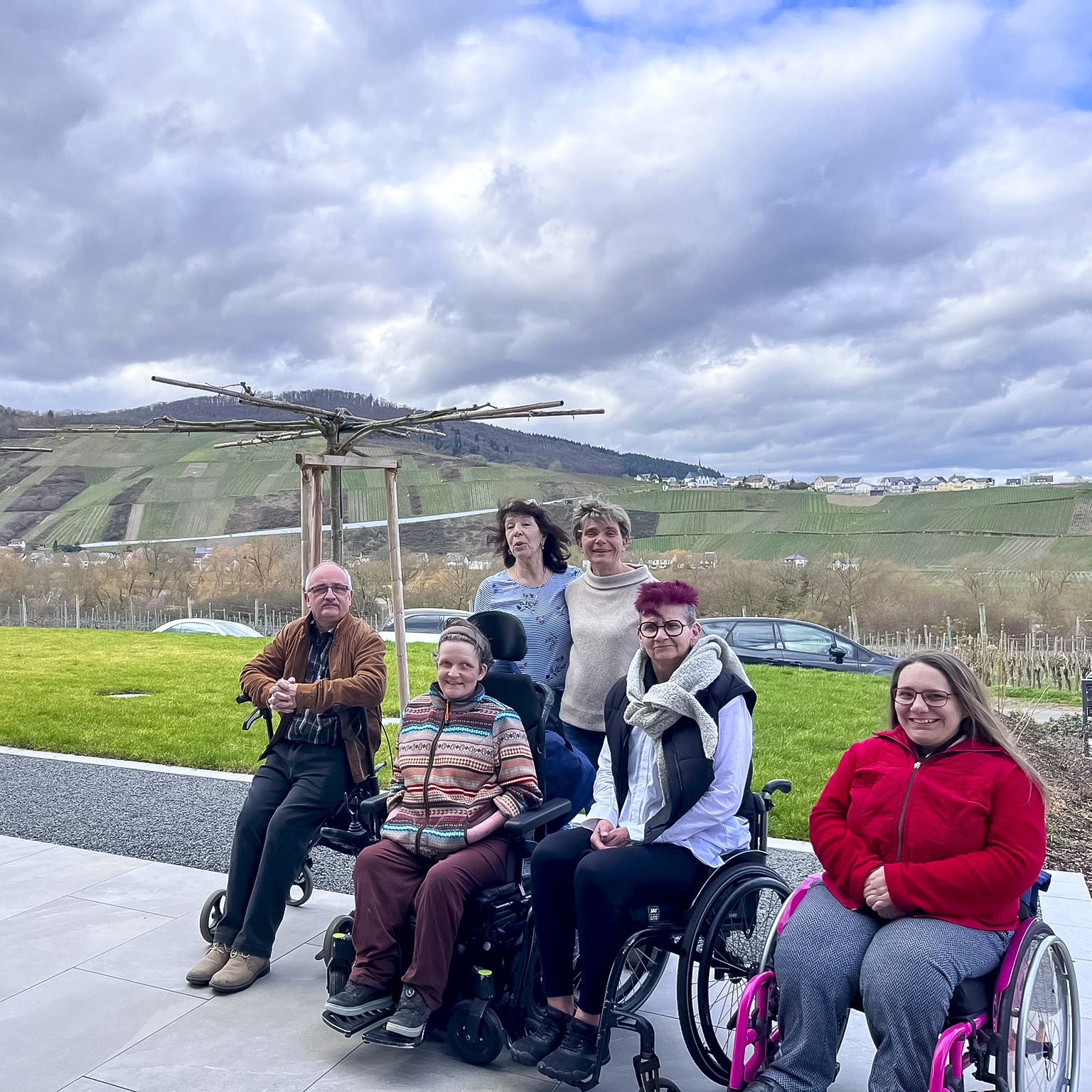 Gruppenfoto mit Landschaftsblick