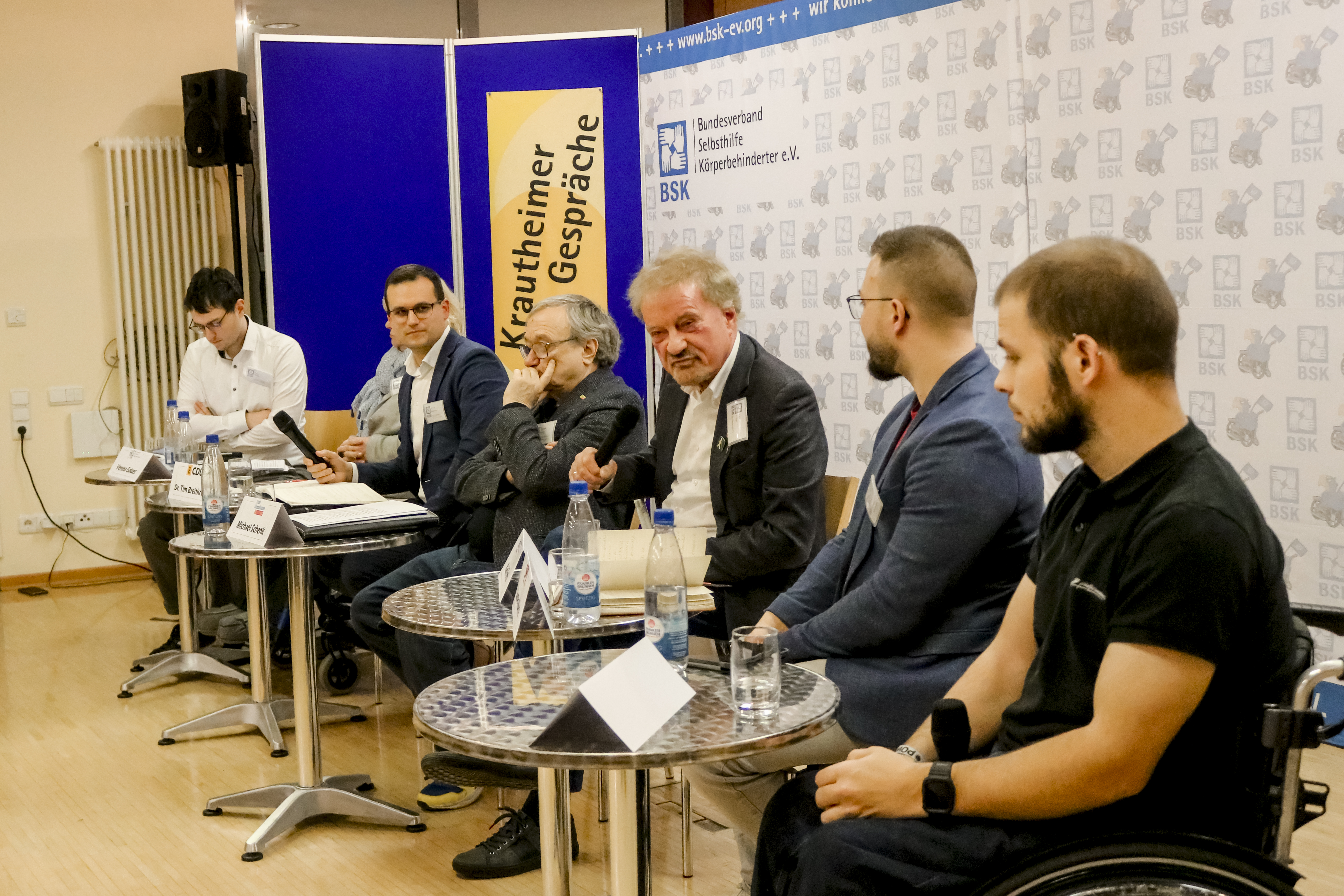 Das Podium - alle - von links fotografiert