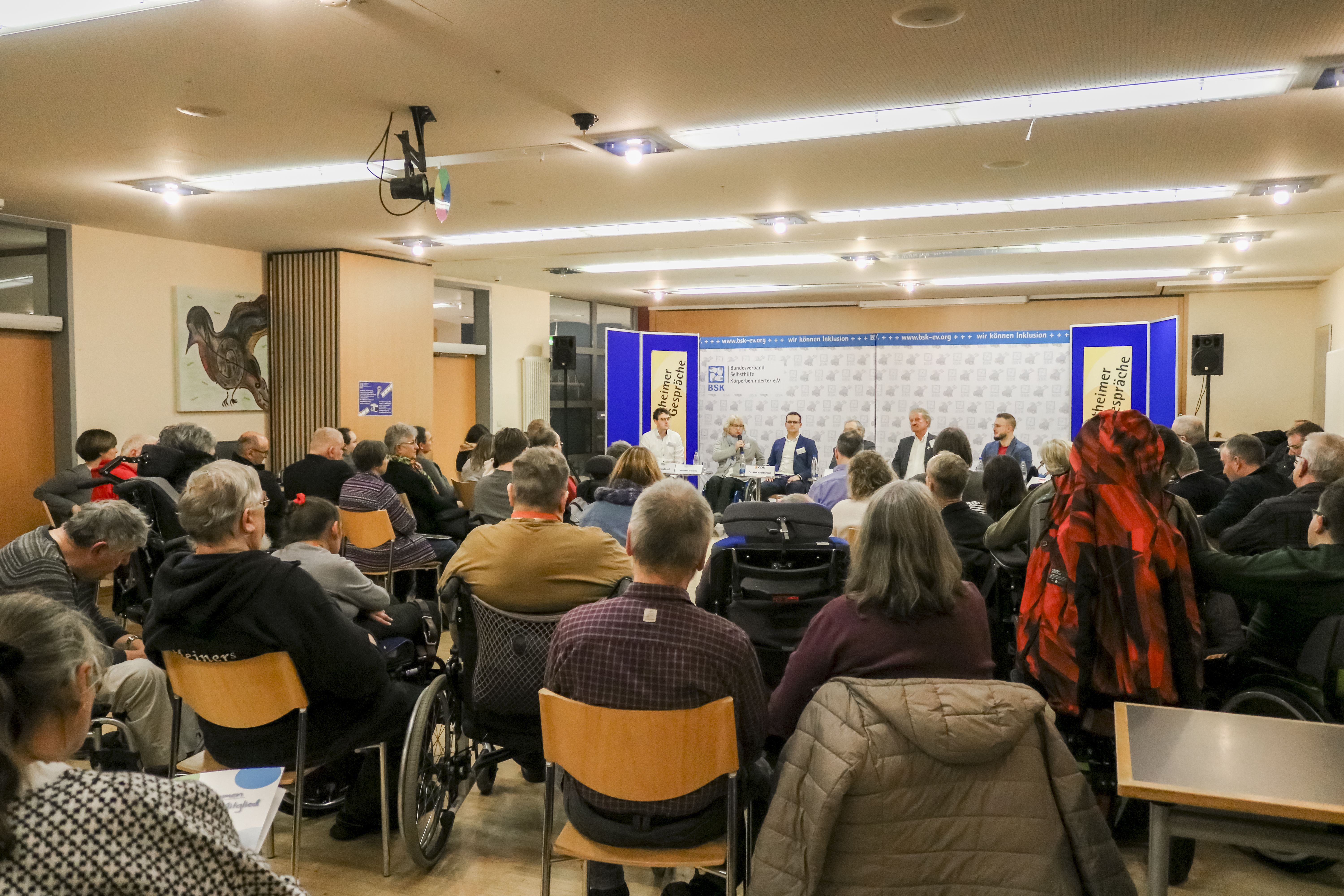 Der gesamte, volle Raum von hinten