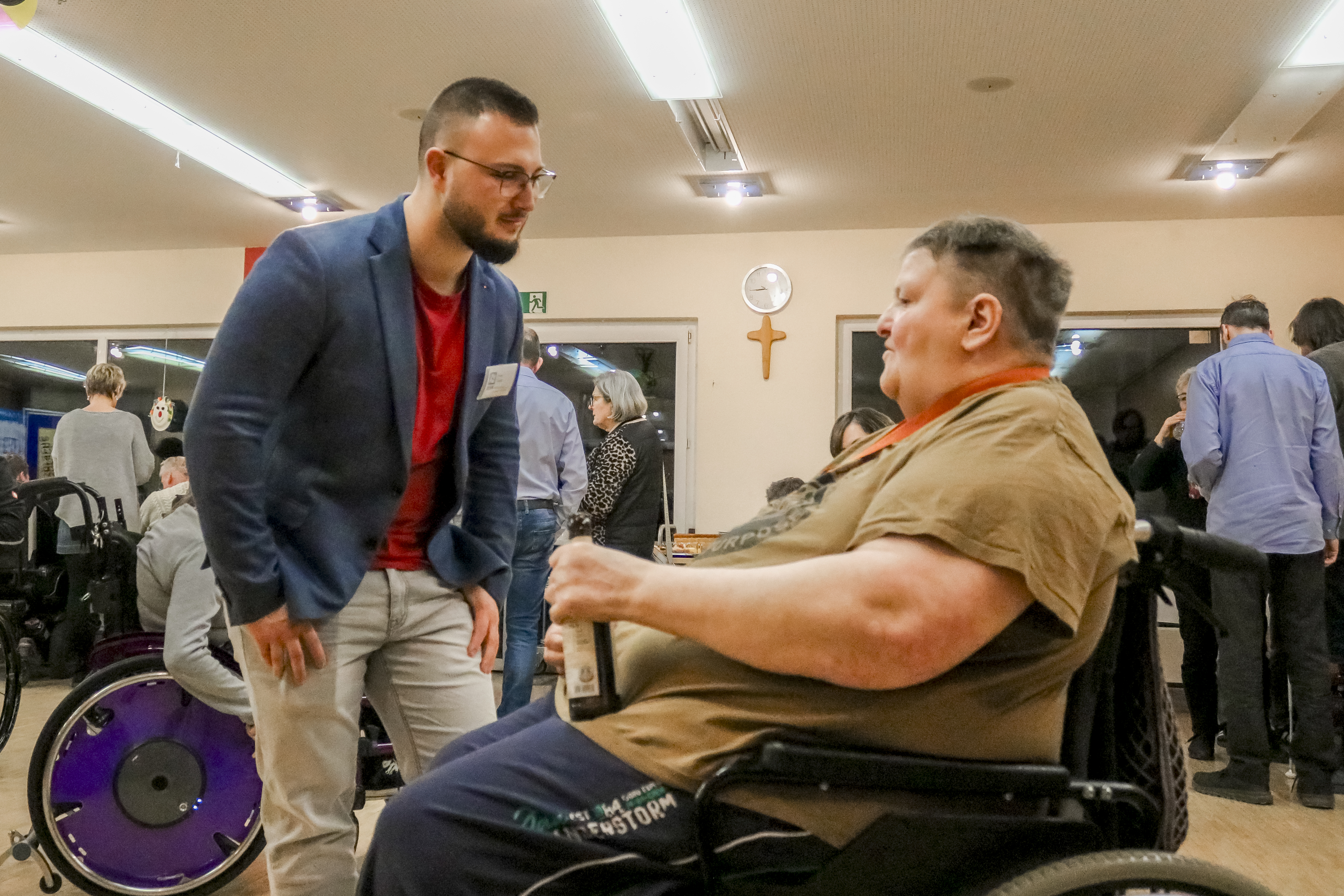 Politiker und Gast im Gespräch