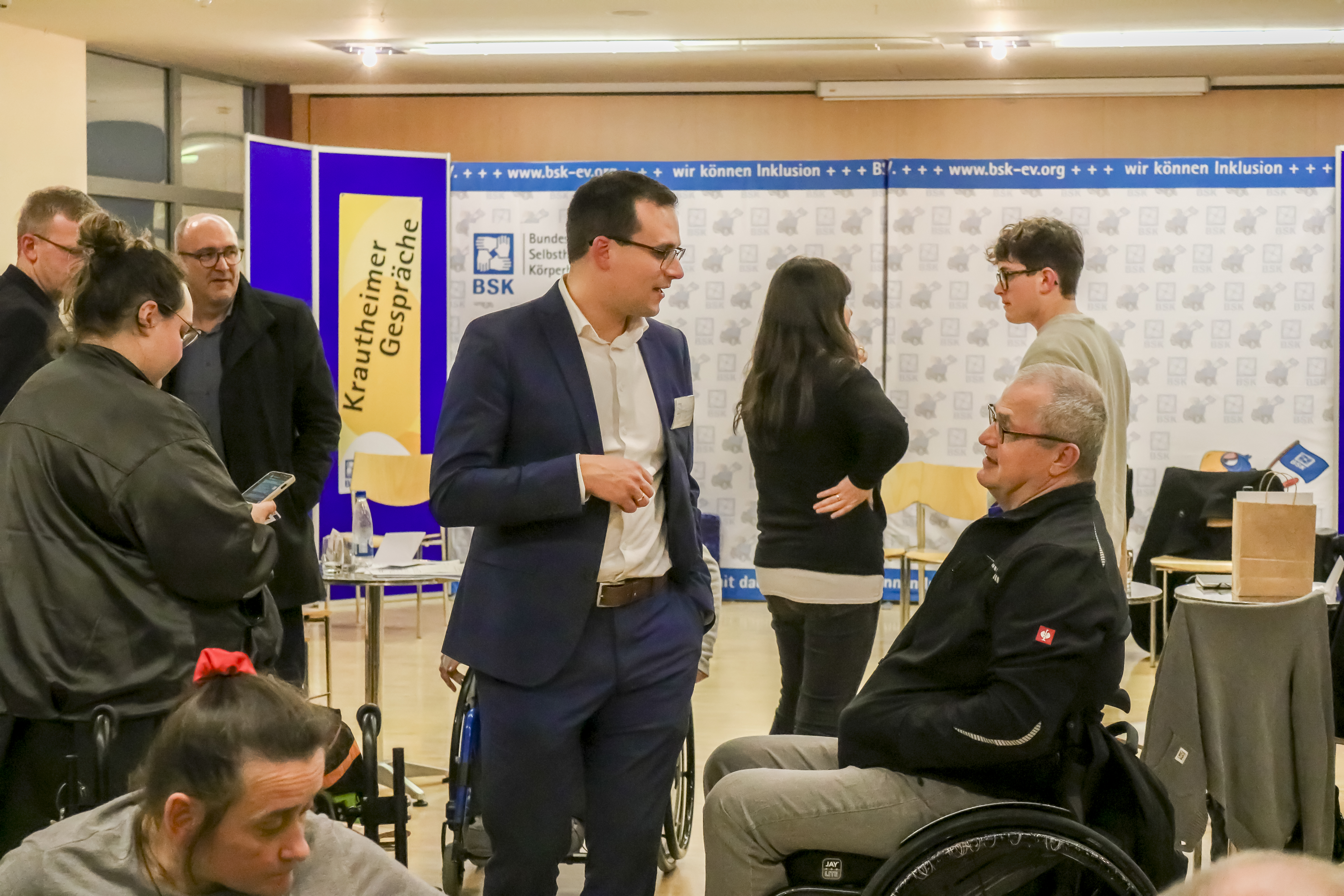 Anwesende im Gespräch