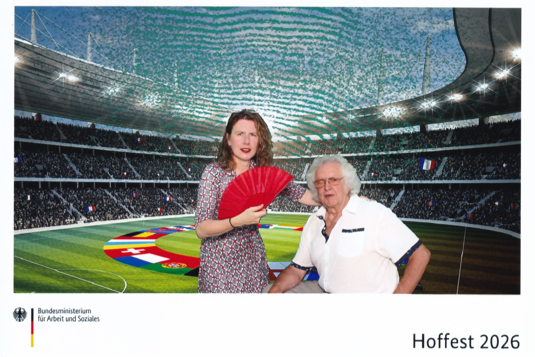 Simone Siebert und Hartmut Schulze vor einem Stadion-Hintergrund
