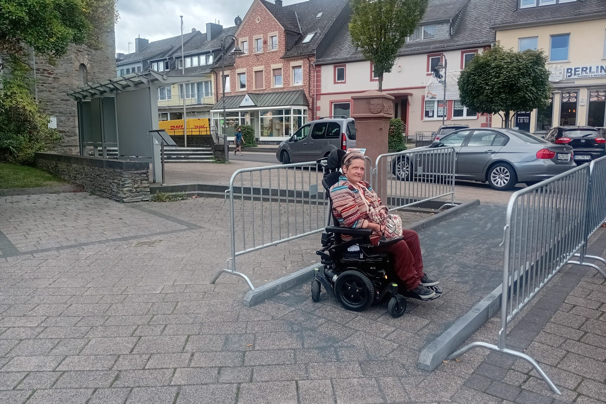 E-Rollstuhlfahrende auf einem barrierefreien Weg