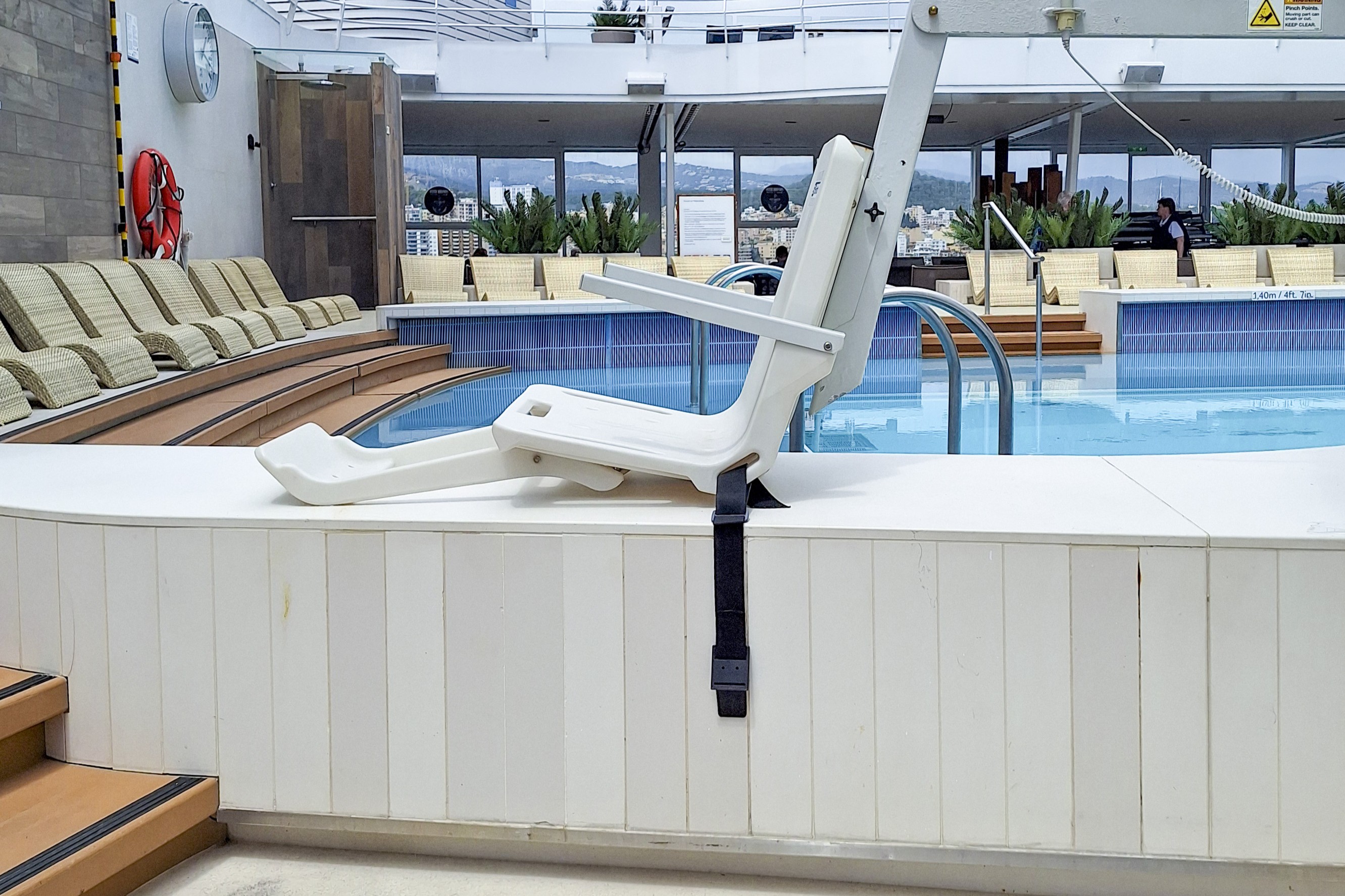 Lifter in den Pool