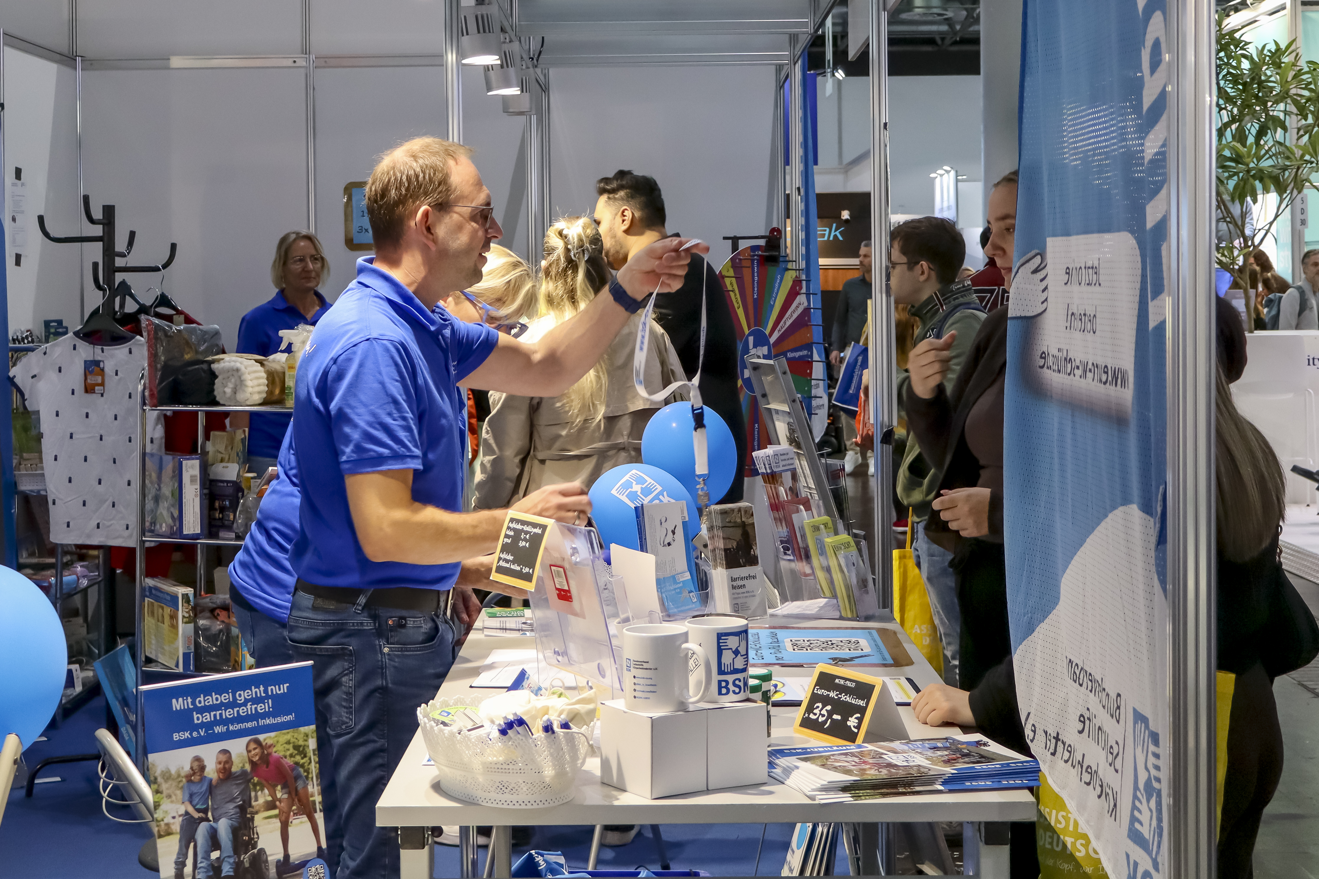 Gewusel hinter dem BSK-Stand