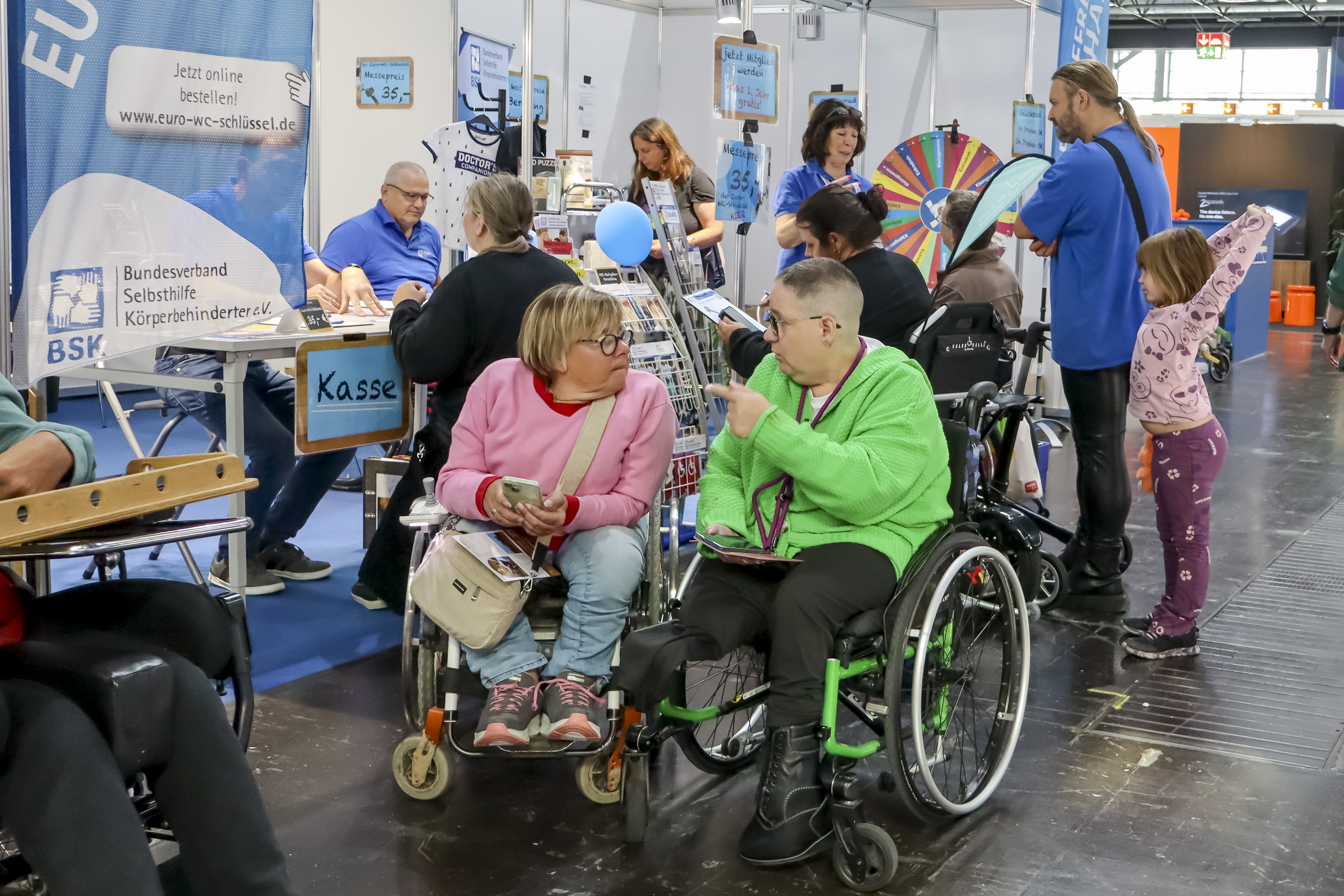 Messegespräche im Rollstuhl