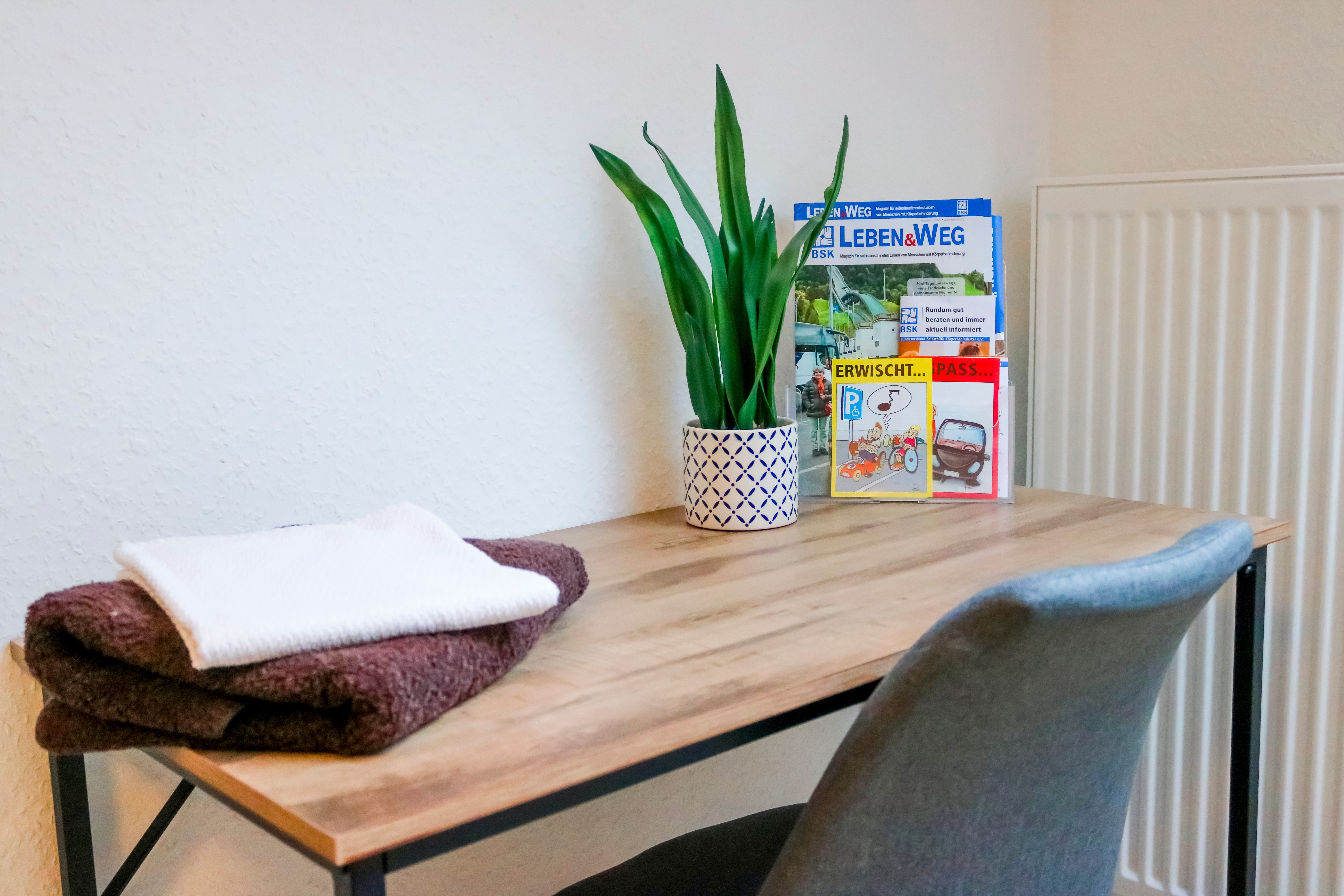 Zimmerbild - Tisch und Stuhl