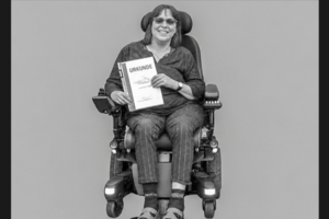 Elke Maßmann mit Urkunde