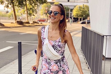 Mateja Miskovic - Frau im Sommerkleid auf einer Straße