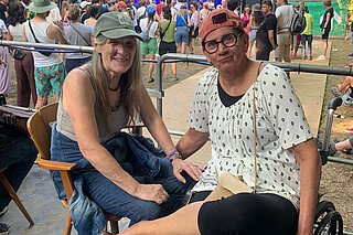 Birgit Leisch und Begleitung auf der Bühne für Rollstuhlfahrende