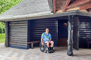 Rudi Bamberger vor barrierefreier Grillhütte