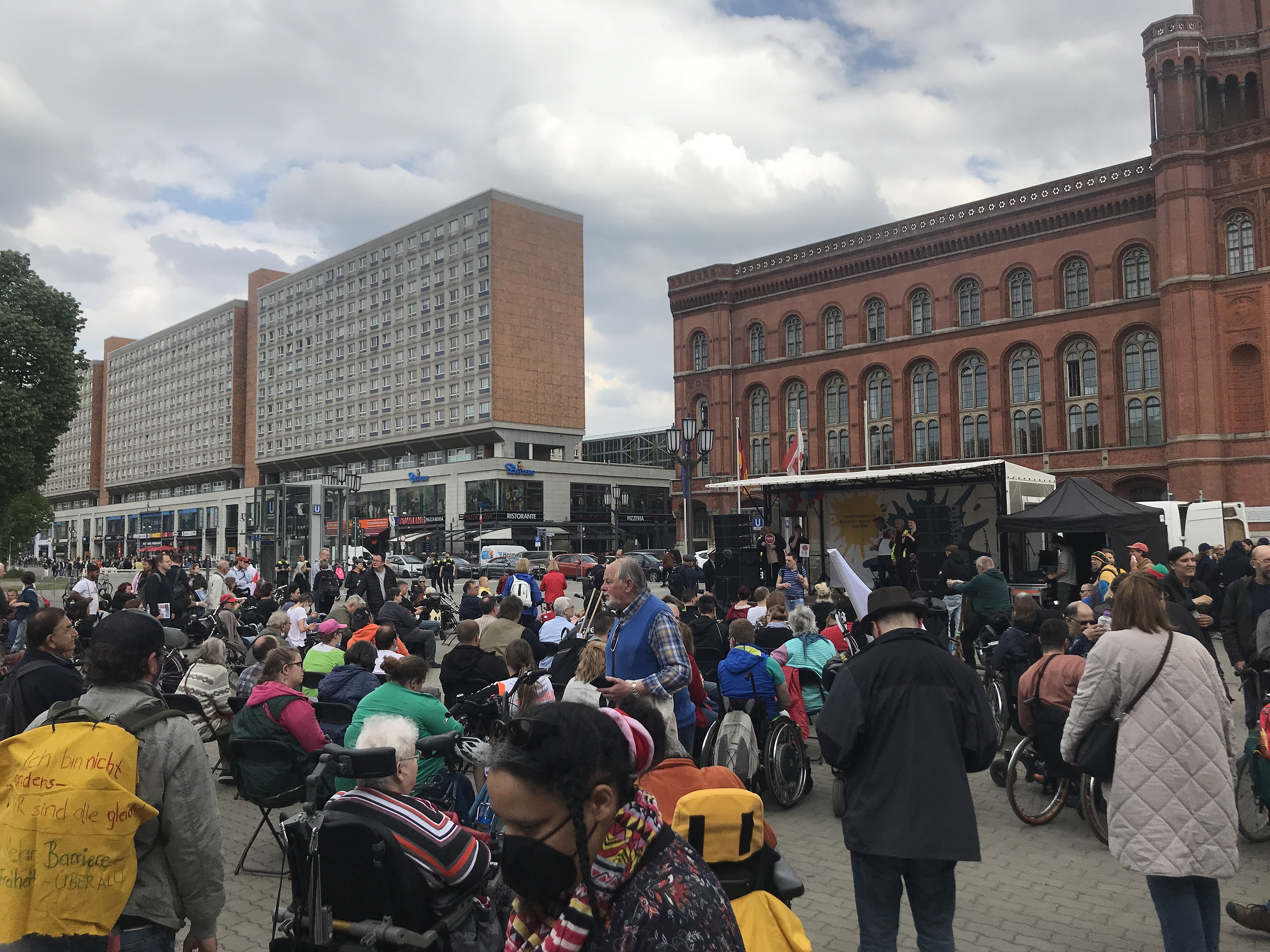 Der Alexanderplatz füllt sich mit Menschen
