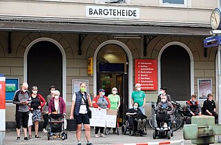 Menschen Demonstrieren vor dem Bahnhof in Bargteheide