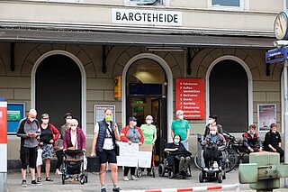 Menschen Demonstrieren vor dem Bahnhof in Bargteheide