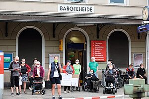 Menschen Demonstrieren vor dem Bahnhof in Bargteheide