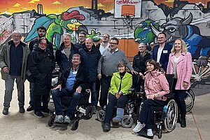 Gruppenfoto vor einem tollen Graffiti