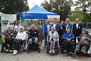 Die Geschäftsleitung und der Vorstand vor einem Stand der Minimesse.