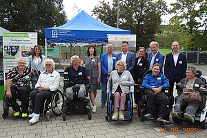 Die Geschäftsleitung und der Vorstand vor einem Stand der Minimesse.