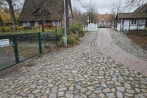 gepflasterter Weg zum Wallmuseum