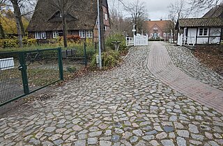 gepflasterter Weg zum Wallmuseum