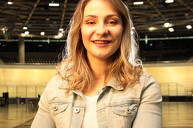 Kristina Vogel - blonde Frau mit Jeansjacke