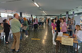 Blick auf Messestände und Besuchende
