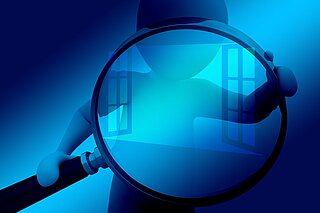 Blauer Hintergrund mit Fenster - Vordergrund: Mensch mit Lupe