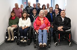 Gruppenfoto Rollstuhlfahrende und andere