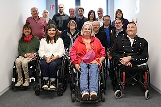 Gruppenfoto Rollstuhlfahrende und andere