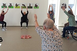 Die gemischte Yogagruppe bei einer Übung