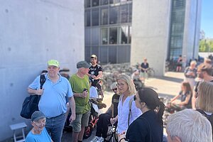 Viele Menschen vor Gebäuden