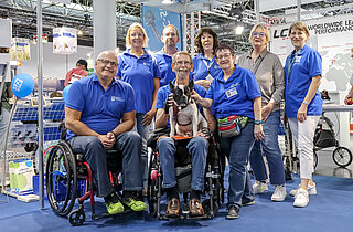 Gruppenfoto der Helfer*innen in Messekleidung