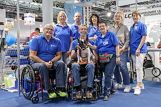 Gruppenfoto der Helfer*innen in Messekleidung