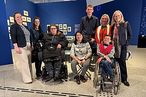 Gruppenfoto der Fokusgruppe, Rollstuhlfahrende und andere.