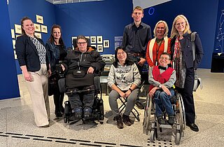 Gruppenfoto der Fokusgruppe, Rollstuhlfahrende und andere.