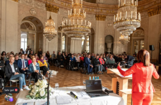 Schloss Ludwigsburg mit Publikum und Sprecherin von hinten