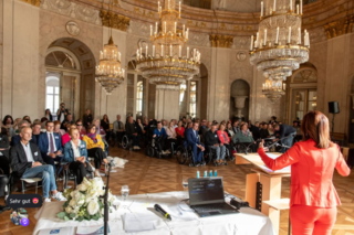 Schloss Ludwigsburg mit Publikum und Sprecherin von hinten