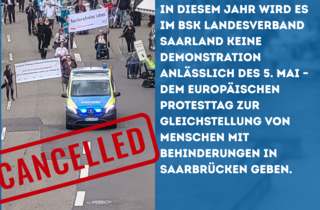 Bild einer Demonstration vom letzten Jahr, darauf ein Cancelled-Stempel und daneben der Eingangstext, 1. Satz